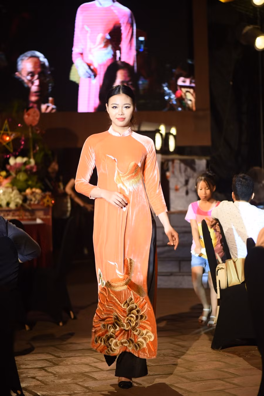 Đại diện thương hiệu thời trang Hà Linh Thư mong muốn gửi gắm đến khán giả thông điệp qua bộ sưu tập này rằng: Phụ nữ là của nhung, của lụa.