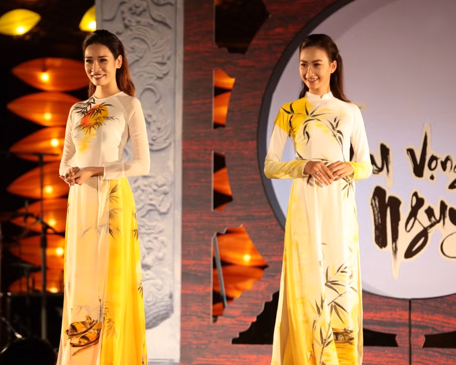 Thanh lịch, tinh tế và trang nhã, đó là những gì mà người xem cảm nhận được qua bộ sưu tập Nguyệt Ca