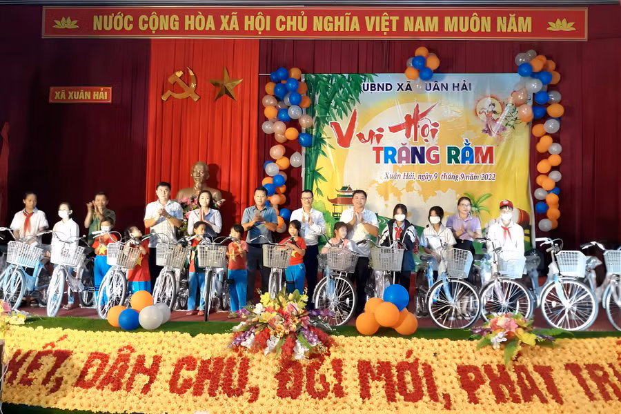 MTTQ xã Xuân Hải kêu gọi 50 chiếc xe đạp trị giá gần 100 triệu đồng cho các em học sinh khó khăn vào dịp Tết Trung Thu. MTTQ xã Xuân Hải kêu gọi 50 chiếc xe đạp trị giá gần 100 triệu đồng cho các em học sinh khó khăn vào dịp Tết Trung Thu.