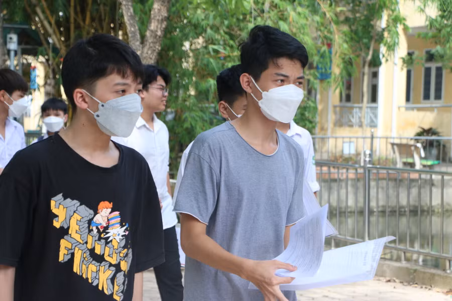 Dự kiến, năm 2024 Hà Nội có khoảng 110.000 thí sinh đăng ký dự thi vào lớp 10 công lập. Ảnh minh họa: Đình Tuệ. Dự kiến, năm 2024 Hà Nội có khoảng 110.000 thí sinh đăng ký dự thi vào lớp 10 công lập. Ảnh minh họa: Đình Tuệ.