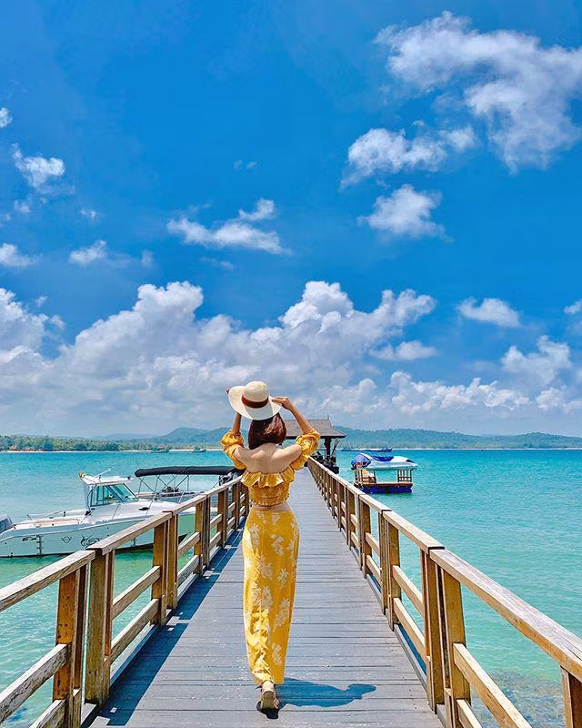 Quá lâu rồi Tăng Thanh Hà mới diện trang phục nổi bật thế này ảnh 7 quanh nam toan den voi trang, ha tang vua dien cay vang tuoi da thanh gai hai muoi - 8