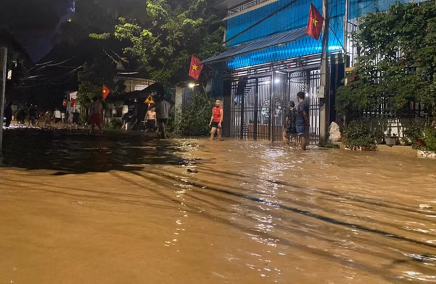 Mưa lớn gây ngập úng một số bản của xã Tà Cạ và thị trấn Mường Xén, huyện Kỳ Sơn.