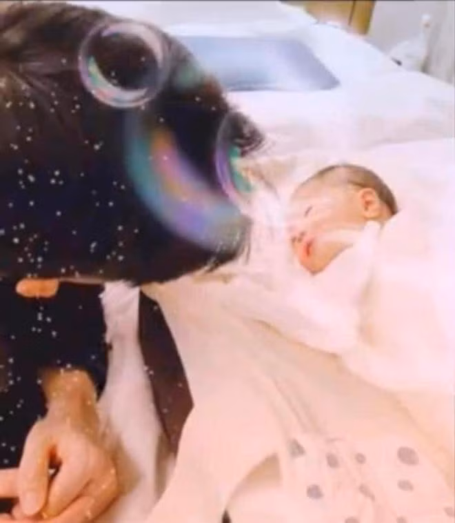 Son Ye Jin hạ sinh con trai sớm hơn dự định. Trước đó, Hyun Bin và Son Ye Jin dự tính con trai sẽ chào đời vào tháng 12.. Son Ye Jin hạ sinh con trai sớm hơn dự định. Trước đó, Hyun Bin và Son Ye Jin dự tính con trai sẽ chào đời vào tháng 12..