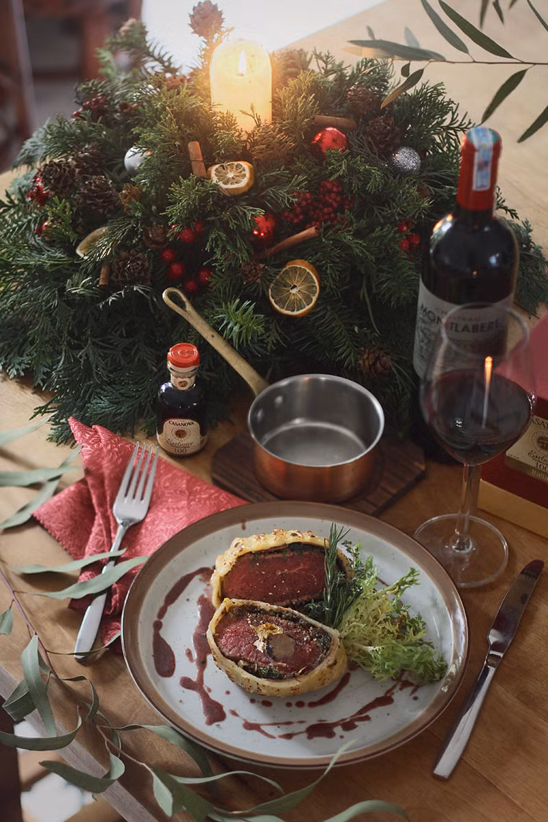 Những món ăn có thể chuẩn bị theo tảng lớn, rồi chia nhỏ như Beef Wellington hay đùi cừu nướng đều là lựa chọn phù hợp cho tiệc Giáng Sinh.