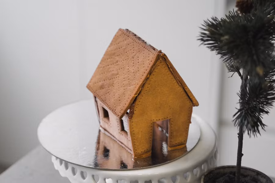 Gắn từng miếng vào cho tới khi xong kết cấu chính của ngôi nhà.