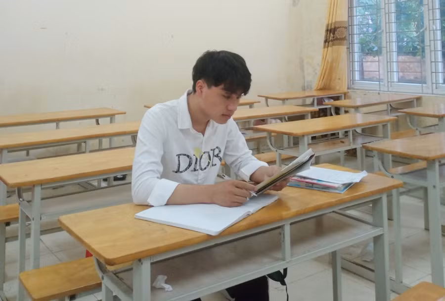Cậu học trò dân tộc Mông nuôi ước mơ trở thành thầy giáo gieo chữ nơi đại ngàn. Cậu học trò dân tộc Mông nuôi ước mơ trở thành thầy giáo gieo chữ nơi đại ngàn.
