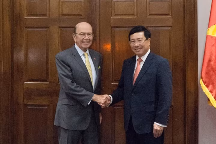 Phó Thủ tướng Phạm Bình Minh và Bộ trưởng Thương mại Hoa Kỳ Wilbur Ross. Phó Thủ tướng Phạm Bình Minh và Bộ trưởng Thương mại Hoa Kỳ Wilbur Ross.
