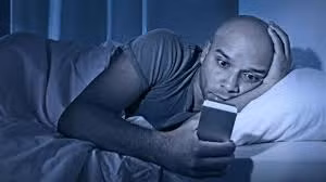 Theo khoa học, các tia bức xạ từ màn hình smartphone sẽ làm tăng hormone noradrenaline và dopamine, khiến bạn rất khó ngủ.