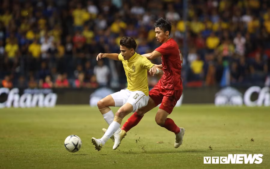 Danh bai Thai Lan o phut 94, Viet Nam vao chung ket King
