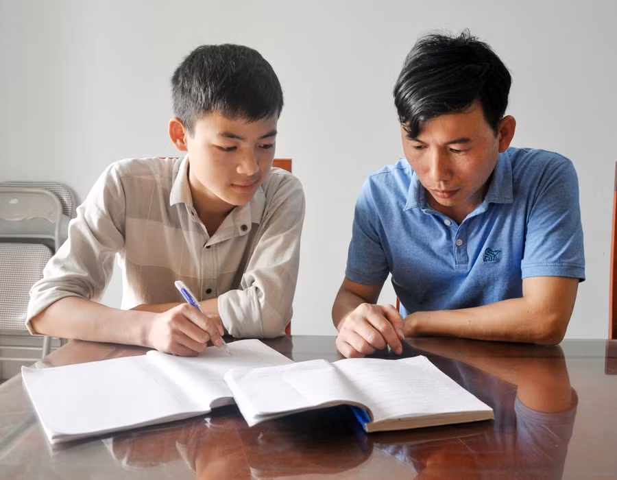Em Trương Xuân Thông cùng thầy giáo Nguyễn Văn Thắng, Trường THCS Nghi Kiều, huyện Nghi Lộc, Nghệ An Ảnh: T.G Em Trương Xuân Thông cùng thầy giáo Nguyễn Văn Thắng, Trường THCS Nghi Kiều, huyện Nghi Lộc, Nghệ An Ảnh: T.G