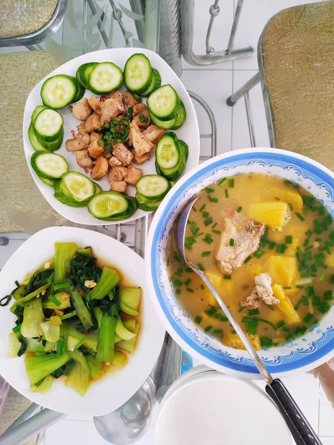 Gái đảm khoe mâm cơm nấu rất ra gì và này nọ nhưng vô tình để lộ lý do khiến chàng nào cũng nghĩ: Thôi ăn tiệm cho lành! ảnh 4
