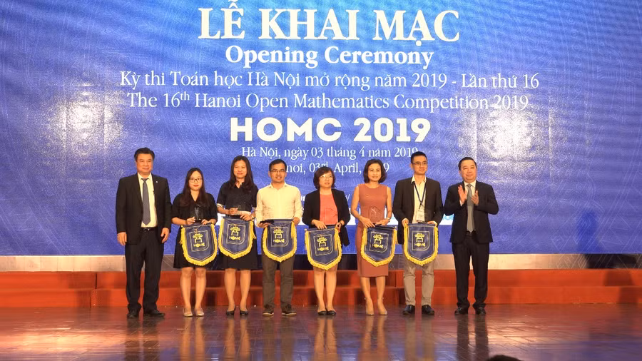 Giám đốc Sở GD&ĐT Hà Nội trao tặng kỉ niệm chương dành cho nhà tài trợ.