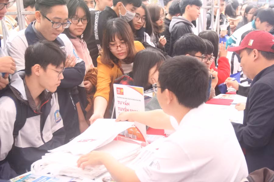 Rất đông HS đến tham dự Ngày hội tư vấn tuyển sinh, hướng nghiệp, trong đó có nhiều em tìm hiểu về ngành sư phạm.	Ảnh: T.G