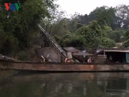 o at khai thac cat vao giua dem tren song huong hinh 1