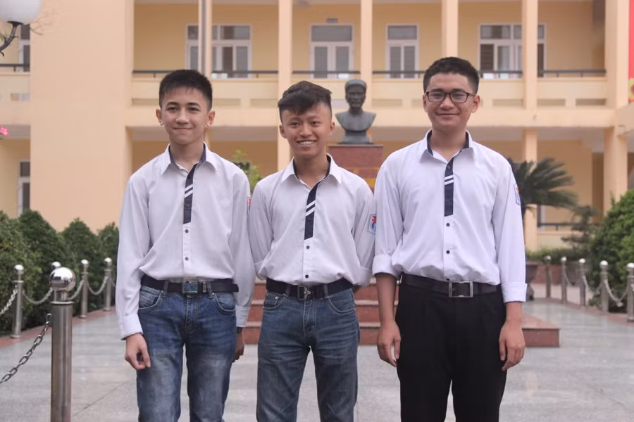 Ba chàng thủ khoa HSG tỉnh lớp 11 các môn Lý, Hóa, Sinh đến từ Trường THPT Huỳnh Thúc Kháng. Ảnh: T.G
