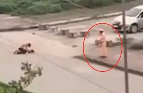 tạm dừng phân công nhiệm vụ chuyên môn csgt đứng nhìn vụ giết người hình 1 tam dung phan cong nhiem vu chuyen mon csgt dung nhin vu giet nguoi hinh 1