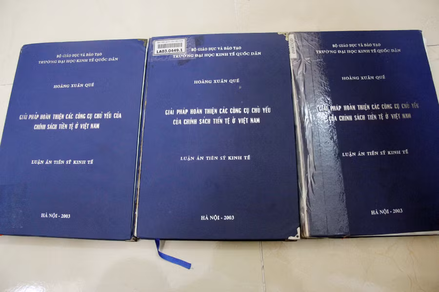 Ba cuốn luận án tiến sỹ của ông Hoàng Xuân Quế được lưu tại Bộ GD&ĐT, Trường ĐH Kinh tế Quốc dân và Thư viện Quốc gia Ba cuốn luận án tiến sỹ của ông Hoàng Xuân Quế được lưu tại Bộ GD&ĐT, Trường ĐH Kinh tế Quốc dân và Thư viện Quốc gia