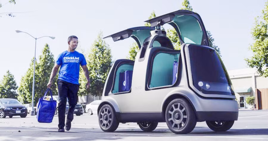 Mẫu xe không người lái R1 nhận hàng rồi chuyển cho khách hàng