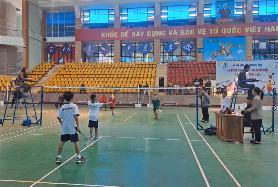 Các vận động viên thi đấu môn cầu lông.