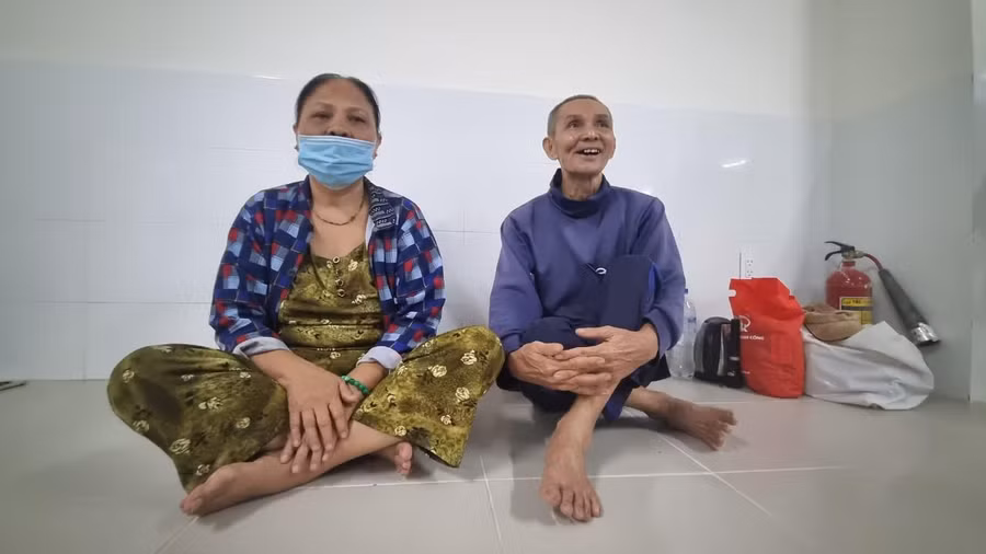 Vợ chồng ông ở thôn Nguyễn Văn Ba ở xã Bình Đông (Bình Sơn) cho biết, gia đình có 3 người nhưng vì con trai đi làm xa vả lại nhà ở sát biển không an toàn nên chính quyền đã bố trí đến nơi an toàn hơn.