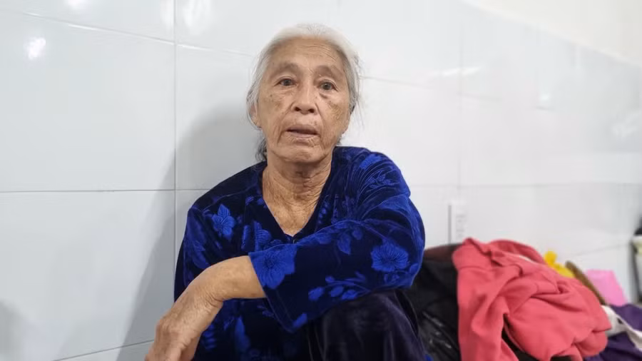 Còn bà Nguyễn Thị Danh (77 tuổi, xã Bình Đông) chia sẻ, đây là lần chạy bão lần thứ 2 của bà trong mấy năm gần đây, lần gần nhất là khi cơn bão số 9 năm 2020 đổ vào Quảng Ngãi. Bà rất vui vì được cấp chính quyền bố trí nơi lánh bão sạch sẽ, an toàn.