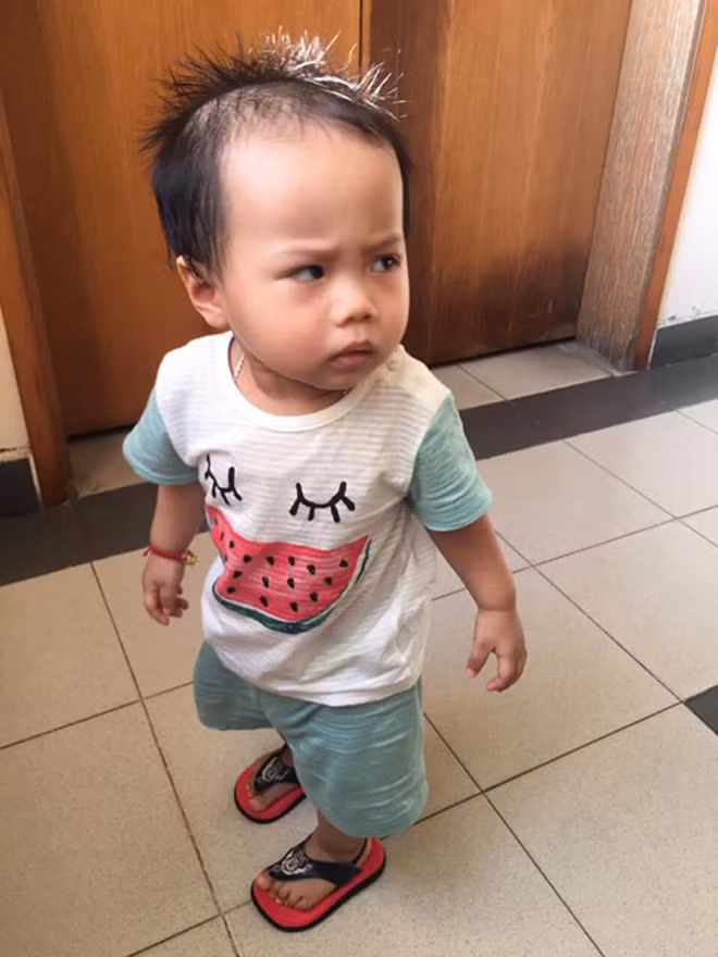 Phản ứng khó chịu của các nhóc tì khi bị "ép" chụp ảnh sống ảo hình ảnh 6 phan ung kho chiu cua cac nhoc ti khi bi "ep" chup anh song ao hinh anh 6