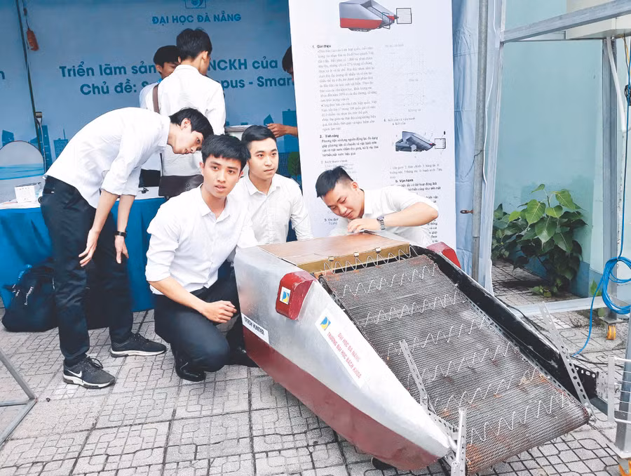 Mô hình thủy bộ thu gom rác thải bãi biển, mặt nước của SV Trường ĐH Bách khoa, ĐH Đà Nẵng được đánh giá là có tính ứng dụng cao tại các khách sạn, resort và vệ sinh bãi biển, mặt nước. 
