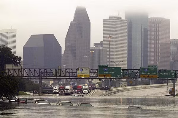 Thành phố Houston chìm trong biển nước sau một trận mưa lớn gây lũ lụt. Ảnh: CBS Những thành phố đang bị chìm với tốc độ báo động