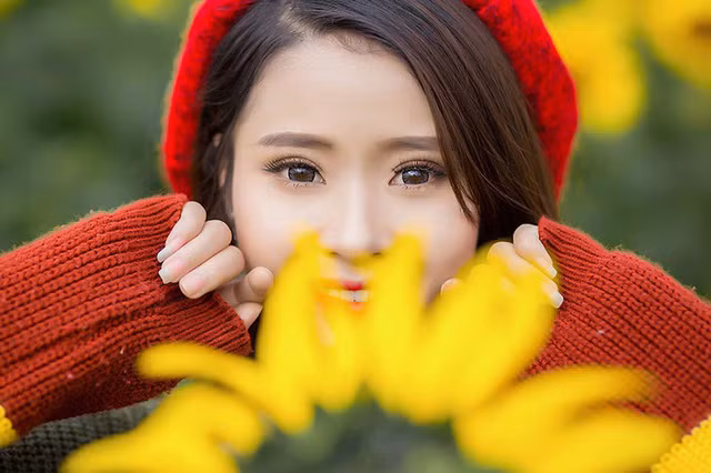  Cùng ngắm nhìn thêm một số hình ảnh của Nguyệt Hằng ở cánh đồng rực rỡ hoa hướng dương. 