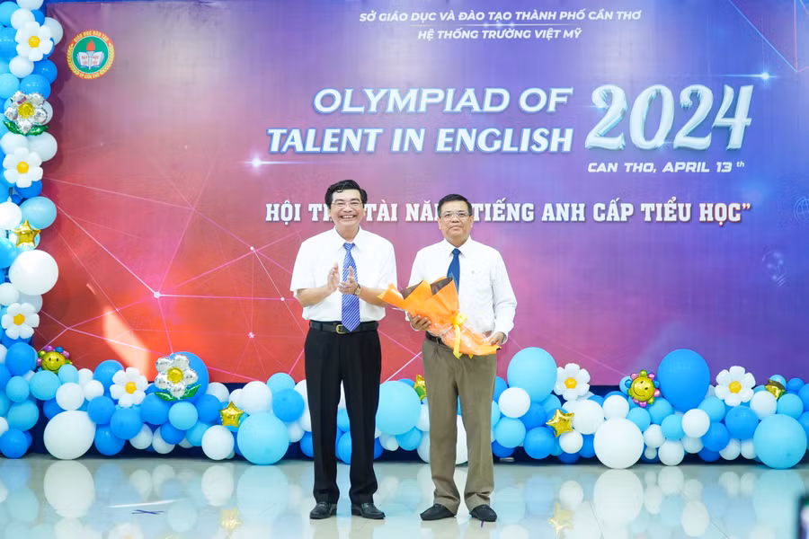 Giám đốc Sở GD&ĐT TP Cần Thơ trao hoa cám ơn ông Nguyễn Thái Bảo, Phó Chủ tịch UBND quận Cái Răng (TP Cần Thơ). Giám đốc Sở GD&ĐT TP Cần Thơ trao hoa cám ơn ông Nguyễn Thái Bảo, Phó Chủ tịch UBND quận Cái Răng (TP Cần Thơ).