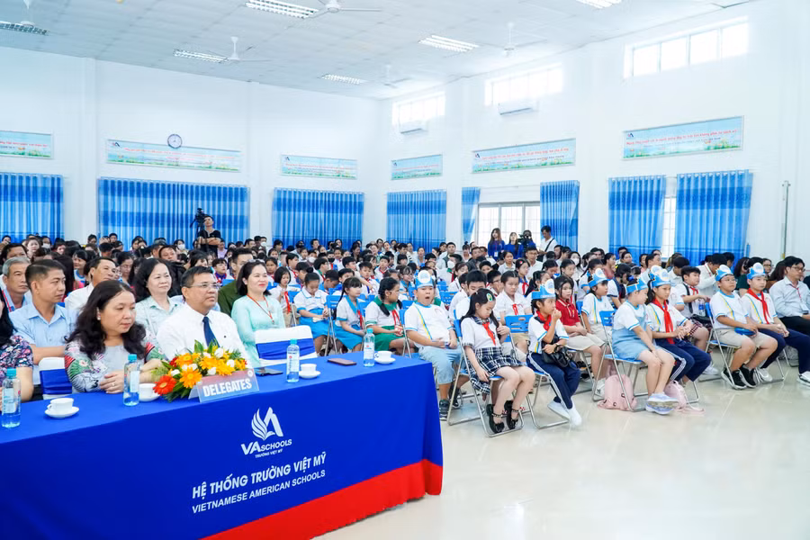 Hội thi có sự tham gia của 90 HS tài năng tiếng Anh cấp Tiểu học TP Cần Thơ. Hội thi có sự tham gia của 90 HS tài năng tiếng Anh cấp Tiểu học TP Cần Thơ.