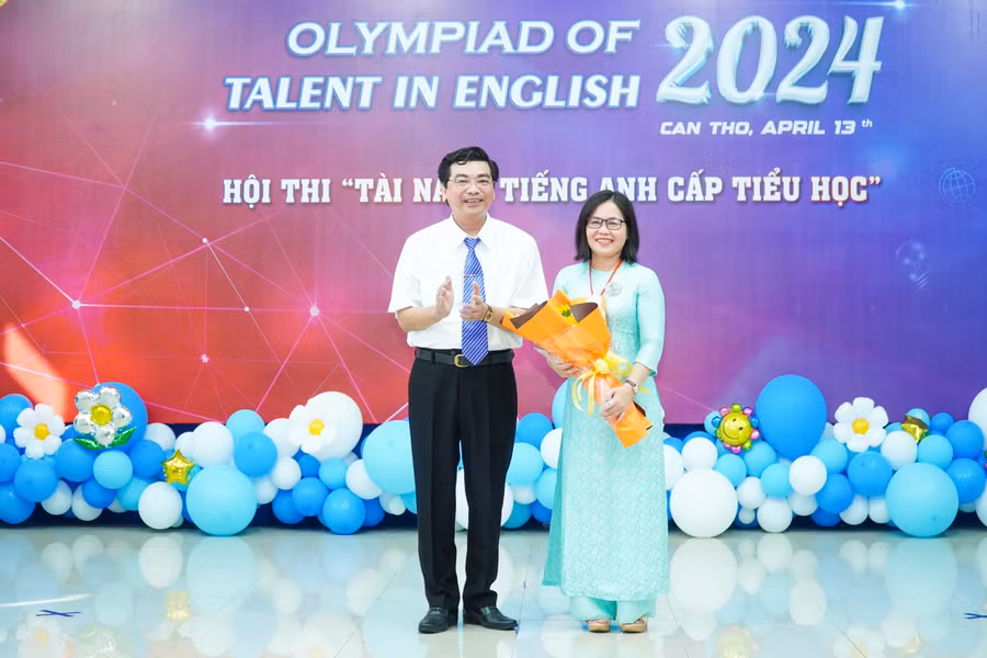 Giám đốc Sở GD&ĐT TP Cần Thơ trao hoa cám ơn lãnh đạo Trường Phổ Thông Việt Mỹ đã hỗ trợ Hội thi. Giám đốc Sở GD&ĐT TP Cần Thơ trao hoa cám ơn lãnh đạo Trường Phổ Thông Việt Mỹ đã hỗ trợ Hội thi.
