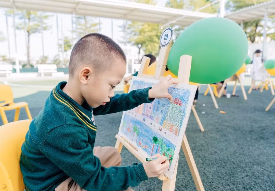 Hoạ sĩ nhí vẽ thành phố Thái Nguyên trong tương lai.