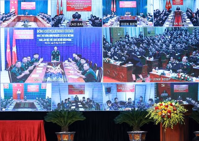Với Đồn Biên phòng Trường Sa, Thủ tướng nhấn mạnh yêu cầu phối hợp chặt chẽ với các lực lượng chức năng trên biển để giữ vững độc lập, chủ quyền, toàn vẹn lãnh thổ, xử lý các vấn đề trên biển trên cơ sở luật pháp Việt Nam, luật pháp quốc tế - Ảnh: VGP/Nhật Bắc