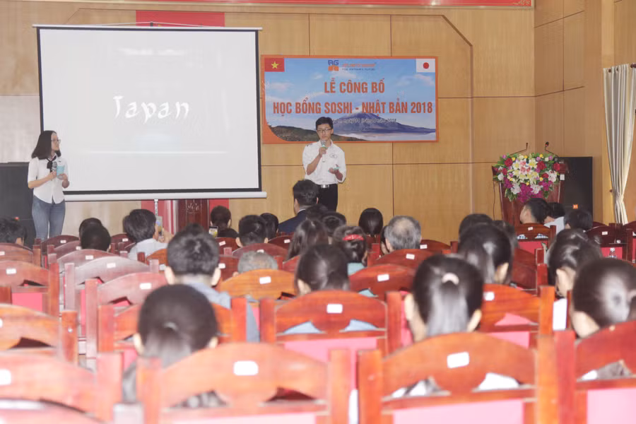 Học sinh thuyết trình giới thiệu về đất nước Nhật Bản bằng tiếng Anh Học sinh thuyết trình giới thiệu về đất nước Nhật Bản bằng tiếng Anh