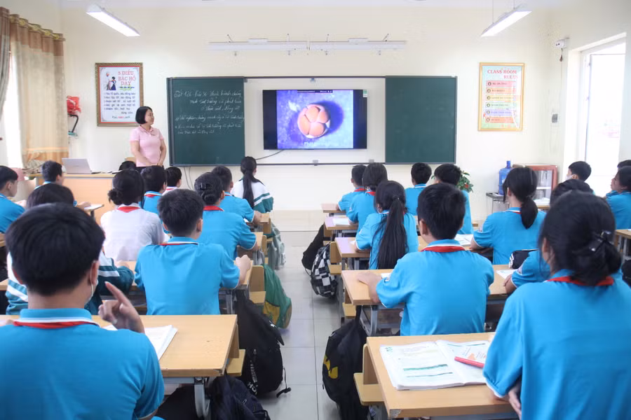 Tiết học của cô trò trường THCS Bình Minh. Tiết học của cô trò trường THCS Bình Minh.
