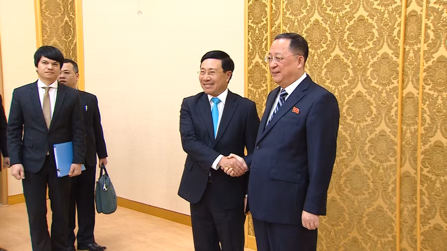 Phó Thủ tướng, Bộ trưởng Ngoại giao Phạm Bình Minh và Bộ trưởng Ngoại giao CHDCND Triều Tiên Ri Yong Ho