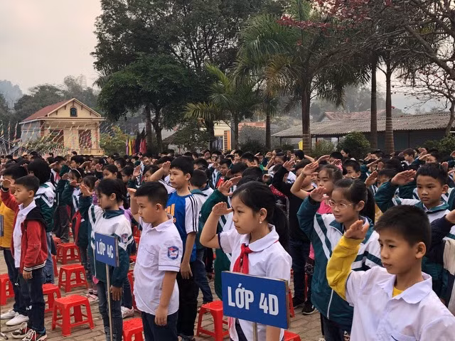 Học sinh Trường Tiểu học số 1 Phố Ràng trong ngày đầu năm