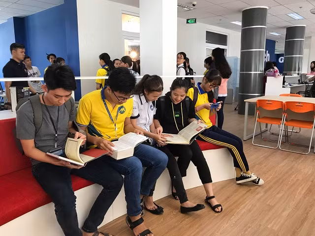 Sinh viên tham quan và tìm kiếm tài liệu trong thư viện hiện đại, đa năng mà UFM vừa khánh thành