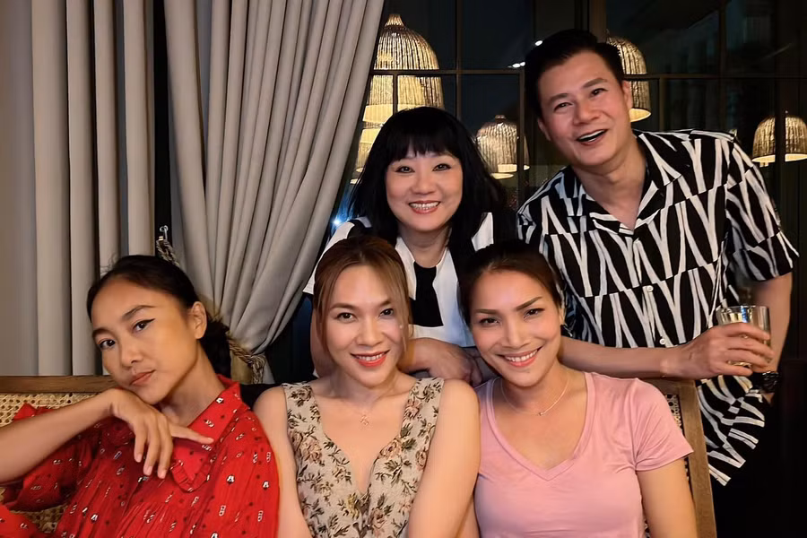 Hồng Ngọc dành thời gian để gặp gỡ bạn bè và chụp ảnh cùng họ trong một buổi tiệc nhỏ (ảnh FBNV).