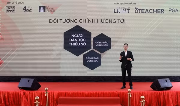 CEO Nguyễn Huy Du giới thiệu về chương trình “Đưa chữ lên non trong kỷ nguyên số 4.0” của MXH (dayhoc.net.vn) tại lễ ra mắt.