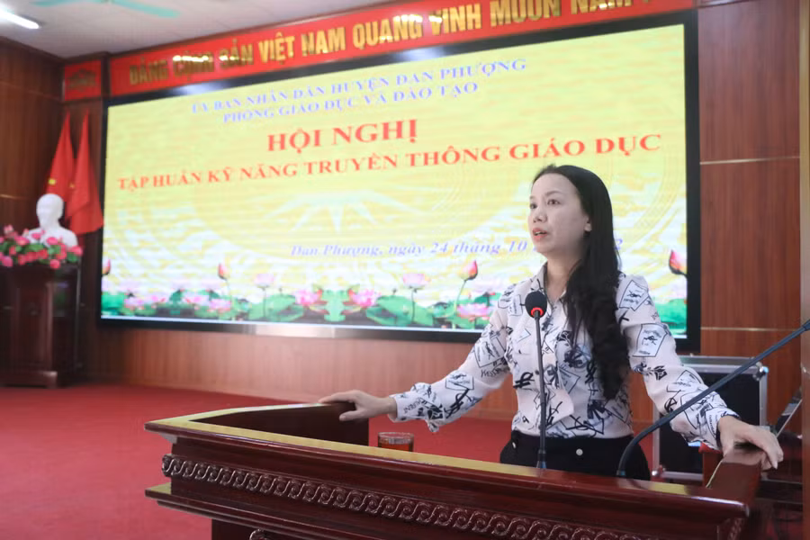 Nhà giáo Bùi Thị Thu Hằng - Huyện ủy viên, Trưởng phòng GD&amp;ĐT Đan Phượng ghi nhận sự tập trung và tinh thần học tập của các học viên tại khóa tập huấn.
