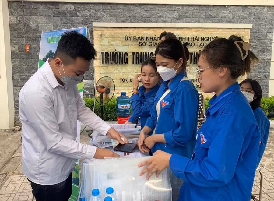 Tình nguyện viên hỗ trợ thí sinh giữ đồ dùng cá nhân