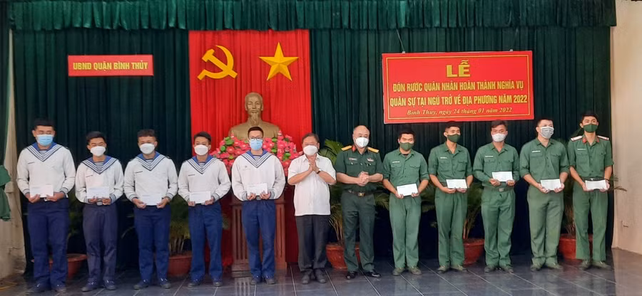 Lãnh đạo Quận uỷ và BCH quân sự Quận Bình Thuỷ tặng quà và chúc mừng quân nhân xuất ngũ trở về địa phương.