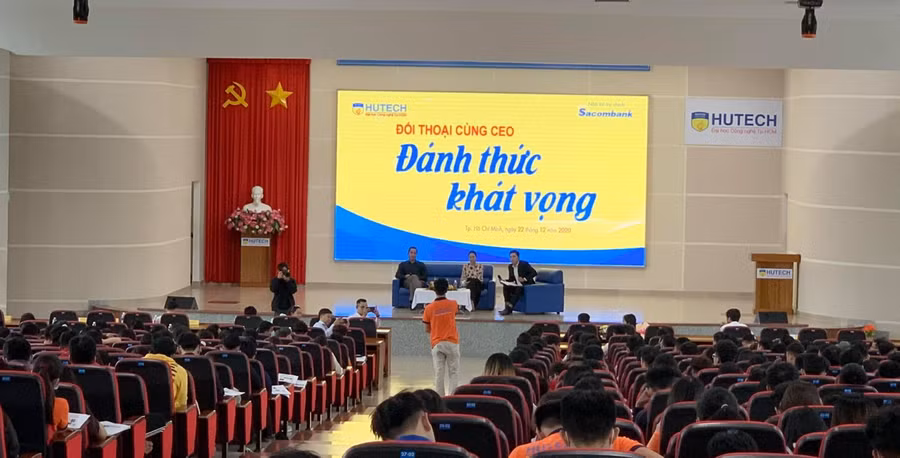 Một sinh viên đặt câu hỏi với 2 CEO tại buổi đối thoại