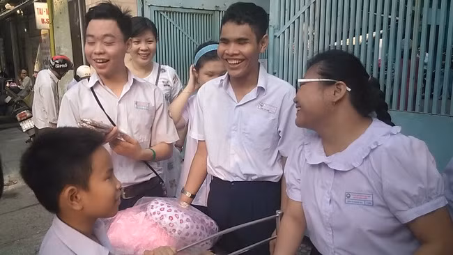 “Không gian” bán hàng của các em luôn rội vang tiếng cười vui nhộn