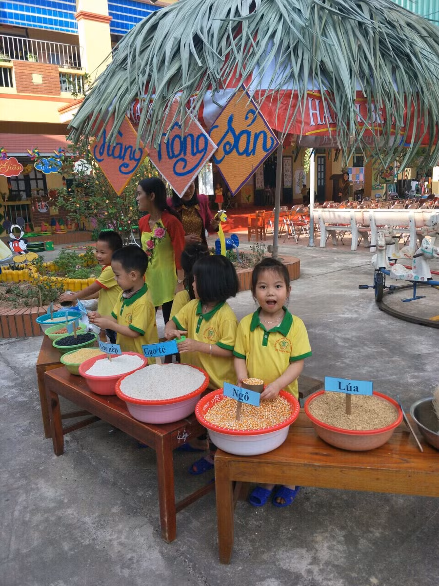 Một trong những ưu tiên hàng đầu của trường Mầm non Thị trấn Hạ Hoà là tăng cường cho trẻ làm quen với các bài học thực tiễn