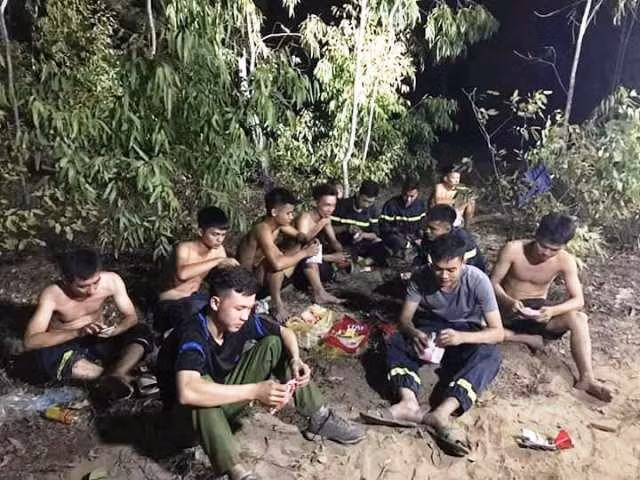 Phút nghỉ ngơi hiếm hoi trong trận cháy rừng kinh hoàng, lớn nhất Hà Tĩnh