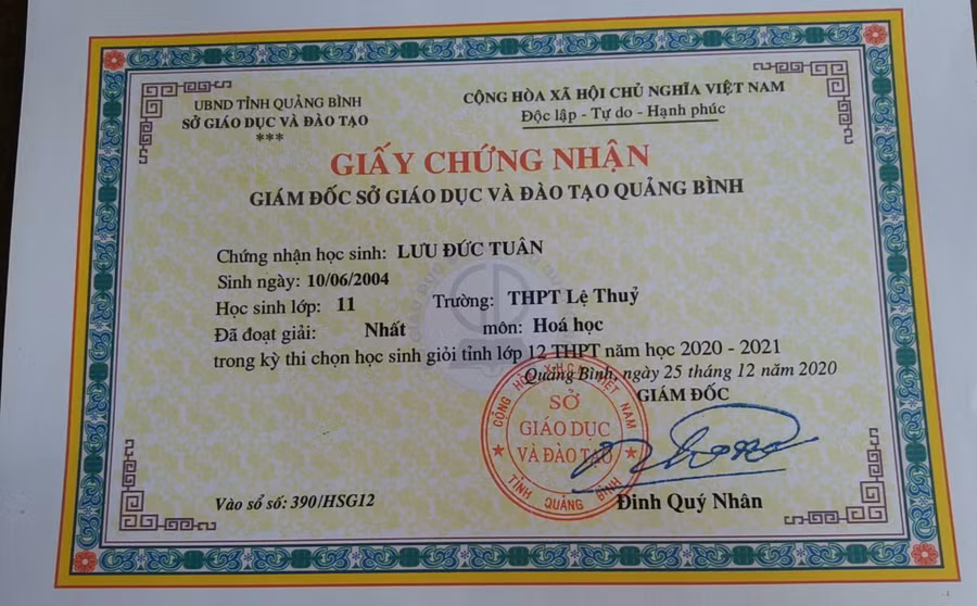 Dù đang là học sinh lớp 11, Tuân đã xuất sắc giành giải Nhất môn Hoá lớp 12 kỳ thi học sinh giỏi tỉnh Quảng Bình năm học 2020-2021.