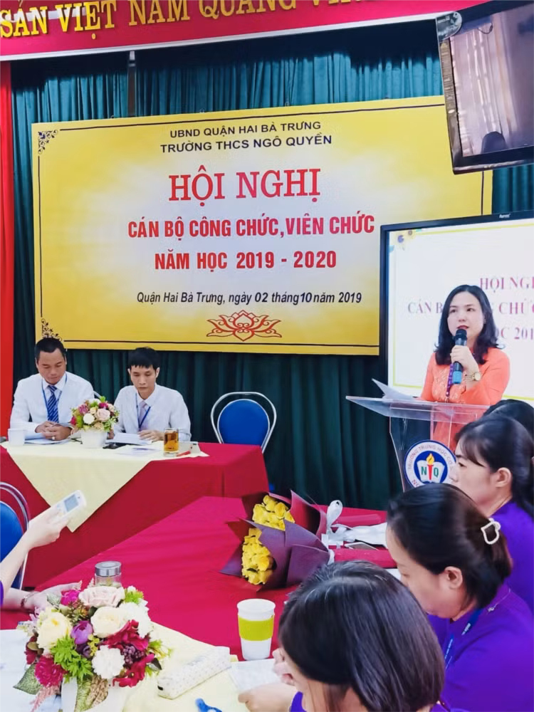 Cô Nguyễn Thị Tuyết Minh phát biểu tại Hội nghị CNVC.